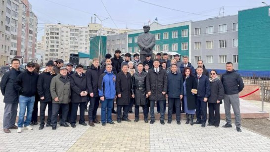 В Якутске возложили цветы к памятнику Илье Винокурову
