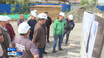 Археологические раскопки и строительство отеля. Глава Якутии совершил объезд города Якутска
