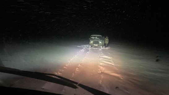 В Верхневилюйском районе спасатели эвакуировали группу рыбаков