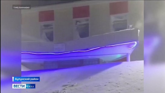 Сильная пурга продолжается в арктическом Тикси