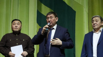 Юрий Куприянов поздравил Нюрбинский театр с успешными гастролями в Якутске и Юрия Макарова с юбилеем