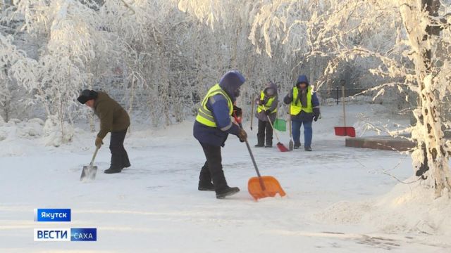 В Якутске коммунальные службы проводят весеннюю санитарную очистку улиц