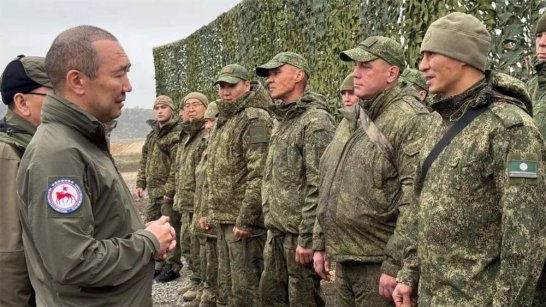 Айсен Николаев в зоне СВО передал бойцам из Якутии технику и оборудование