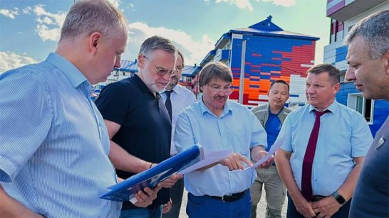 Ход строительства и благоустройства в Томмоте проверил Кирилл Бычков
