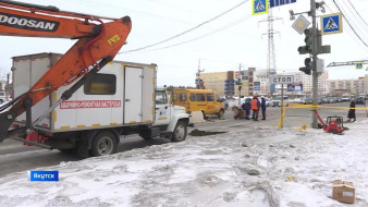 В Якутске специалисты газовой службы устраняют утечку газа на перекрёстке Лермонтова-Кирова