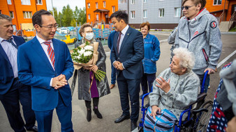 Глава Якутии проверил исполнение программы по переселению граждан из аварийного жилья в Алданском районе
