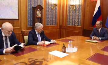 Айсен Николаев провёл встречу с академиком Валентином Пармоном