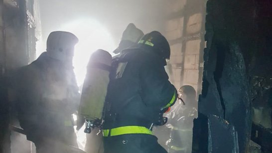В Якутске силами пожарных спасён гараж