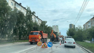 В Якутске дорожники устраняют провал на дороге