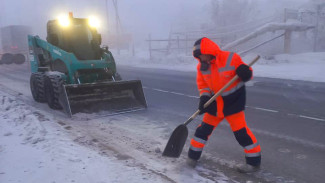 "Якутдорстрой" работает на улицах Якутска в условиях экстремально низких температур
