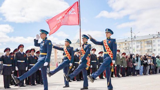 В Якутске состоялось торжественное поднятие Знамени Победы