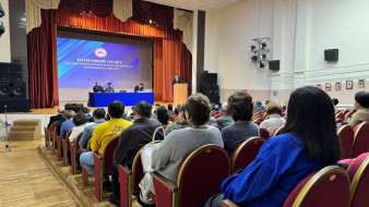 Трем молодым семьям в Среднеколымском районе вручены жилищные сертификаты