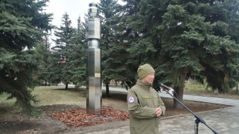 Главы Якутии и ДНР установили коновязь - сэргэ в городе Кировское