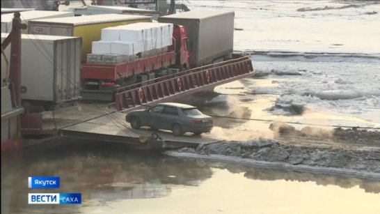 Грузоперевозки через реку Лену продолжатся до конца ноября