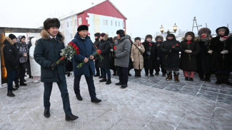 Глава Якутии Айсен Николаев возложил цветы к памятнику Герою Советского Союза Федору Попову