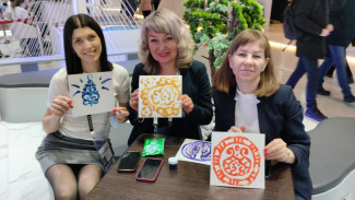 Якутские орнаменты нарисовали участники лекции на выставке-форуме "Россия"