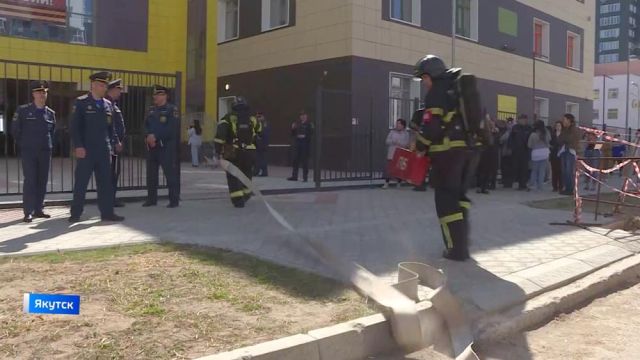 В Якутске провели показательные пожарно-тактические учения