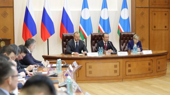 Глава Якутии провел расширенный Совет по местному самоуправлению