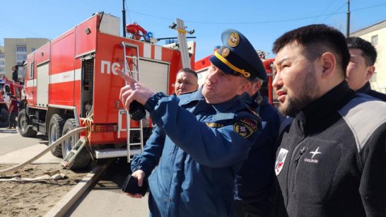 Глава города провёл оперативное совещание на месте пожара в центре Якутска