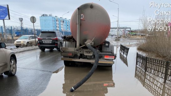 Свыше 950 кубометров талых вод откачано за последние сутки в Якутске