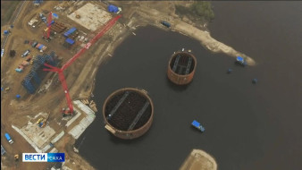 На стройплощадках Ленского моста готовятся к речной операции. Два из трёх коффердамов перешли в плавучее состояние