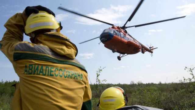 В Хангаласском районе Якутии огнеборцы тушат лесной пожар
