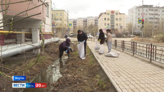 Жители Якутска вышли на общегородской субботник