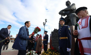 В Якутске состоялась церемония возложения цветов к памятнику Петру Бекетову в честь 393-летия Якутска