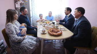 Глава Якутии Айсен Николаев посетил семью участника СВО в Ленске