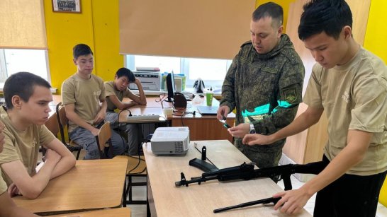 В Якутске стартовали молодёжные курсы военной подготовки "Гордость"