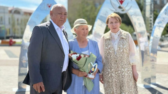 Большой семейный вальс станцевали на площади Республики в Якутске в честь праздника