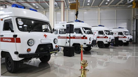 Ключи от "Арктических" машин скорой помощи вручили медикам из районов Якутии