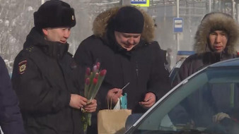 В Якутске сотрудники ГИБДД поздравили женщин-водителей с Международным женским днём