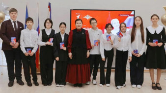 Нюргуна Соколова провела урок государственности в школе №5 города Якутска