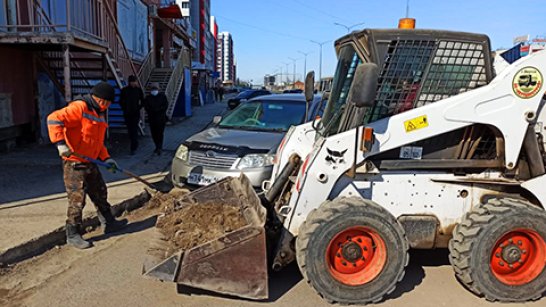 В Якутске идет уборка улиц и площадей от пыли и песка