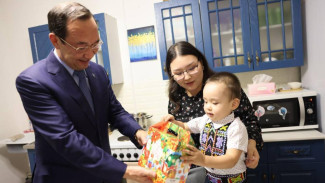 Айсен Николаев встретился с семьей военнослужащего из Анабарского района