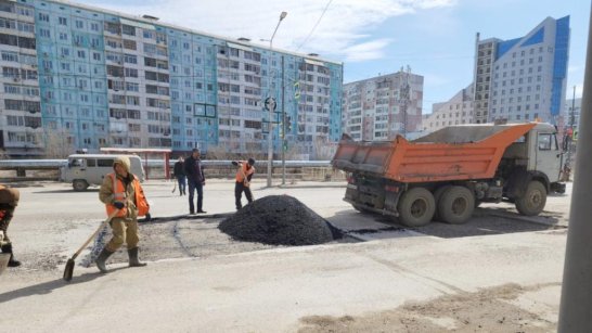 В Якутске начаты работы по ямочному ремонту дорог с асфальтированием