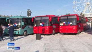 В Якутске торжественно вручили ключи от новых автобусов
