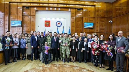 Глава республики Айсен Николаев вручил якутянам государственные награды