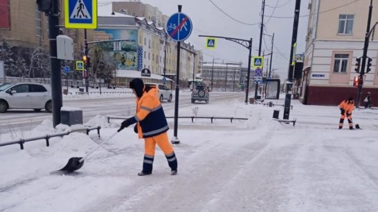 В Якутске идут работы по уборке снега