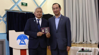 Глава Якутии вручил государственные награды лучшими работникам Оленекского района