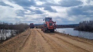 В Олекминском районе дорожники восстанавливают проезд на участке автодороги "Умнас"