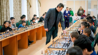 Гроссмейстер Михаил Кобалия провёл сеанс одновременной игры