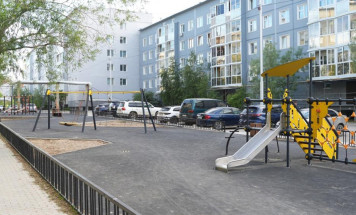 Глава Якутска проверил ход работ по благоустройству дворовых территорий