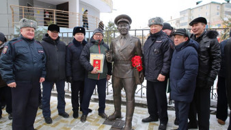 В Якутске состоялось открытие памятника участковым уполномоченным полиции