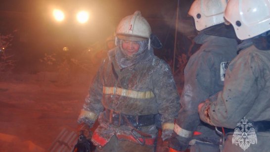 Пожарными спасён двухэтажный дом посёлке Хандыга