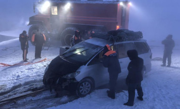 Спасатели вытащили провалившийся под лёд автомобиль на реке Лена