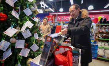 Глава Якутии исполнил новогодние желания детей в рамках акции "Ёлка добра"