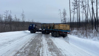 Сотрудники Госавтоинспекции оказали помощь водителю большегруза на автодороге "Колыма"