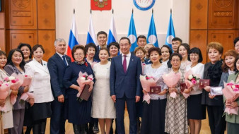 Лучшим педагогам-наставникам вручена премия Главы Якутии